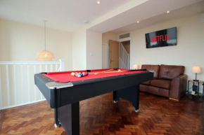 LUXURY 4 Bedroom 4 Ensuite Home in Penarth (Pool Table Games Room & BBQ Garden) with Sea Views